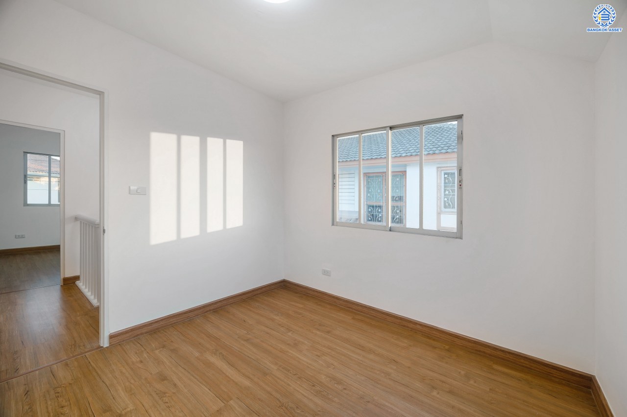 บ้านมือสองตกแต่งใหม่ โครงการ พฤกษ์ลดา พุทธสาคร หลังมุม เนื้อที่ 64 ตร.ว. ฟังก์ชัน 3 ห้องนอน 2 ห้องน้ำ 2 ที่จอดรถ สภาพแวดล้อมโครงการร่มรื่น บนทำเลเดินทางสะดวก ติดถนนพุทธสาคร เชื่อมต่อถนนเพชรเกษม ถนนพุทธมณฑลสาย4 ถนนบรมราชชนนี ใกล้รถไฟฟ้าสายสีน้ำเงิน "สถานีหลักสอง"